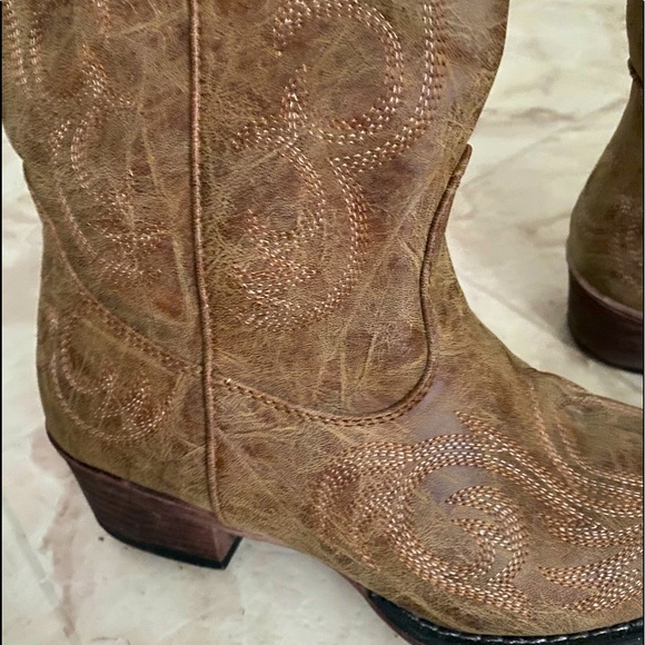 Like New, brown Ariat Women’s roper boots size 5. Worn twice. - Picture 5 of 9